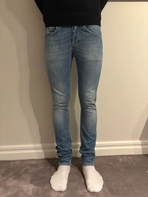 Dondup jeans W28 - Säljer ett par ljusblå Dondup George jeans, i fint skick utan några defekter.  Dom är i storlek 28 och har blivit lite små på mig. 