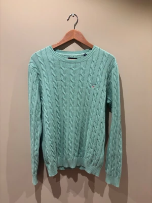 Grön gant tröja  - Riktigt snygg och lite unik gant tröja som passar perfekt nu till våren och senare sommaren. Tröjan är i nyskick och är storlek M. Tveka inte på att ställa frågor.
