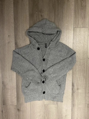 Hoodie kofta JustFashionNow - Säljer en riktigt snygg hoodie kofta från JustFashionNow, perfekt till vintern! Storlek S men passar även M. Skick 8/10. Hör av er vid frågor!