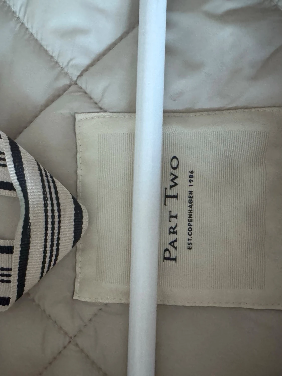 Ljusgrå eller beige quiltad pufferjacka - 2