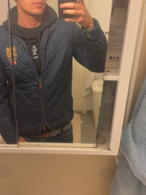 Mörkblå quiltad jacka från Morris  - Säljer min snygg Morris jacka den är i jättebra skick och passar nästan till allt. Priset går att diskutera hör av er om ni har frågor 