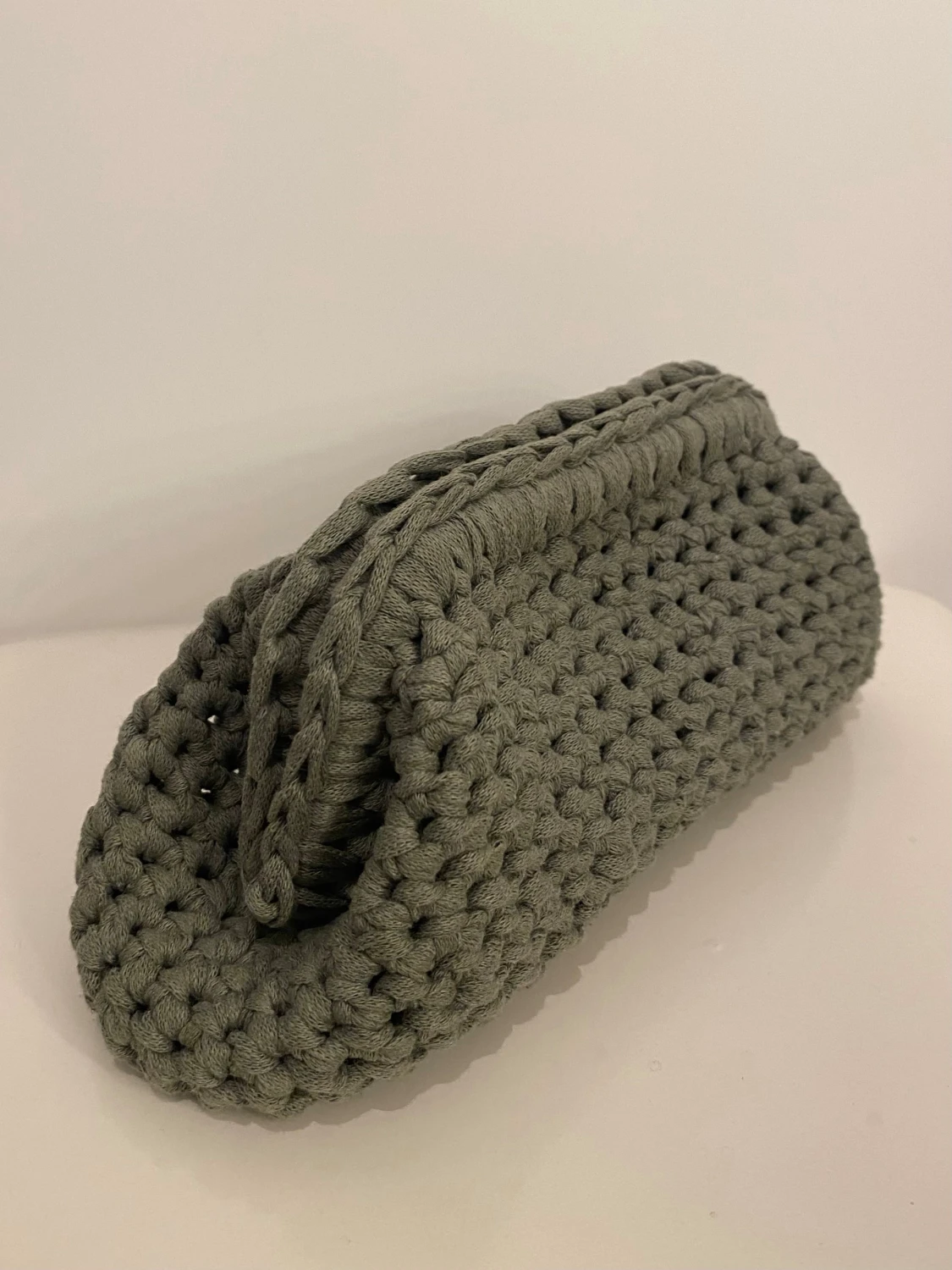 Handvirkade Clutchväska i khakigrön  - 1