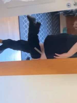 Svarta Boots med klack och spetsig tå - Säljer ett par svarta Boots med klack och spetsig tå. Skorna har en stilren design och är perfekta för dig som vill ha en edgy look. Tillverkade i skinnliknande material och passar till många olika outfits. Dem är helt nya  och sldrig använt. Pris går att diskuteras!