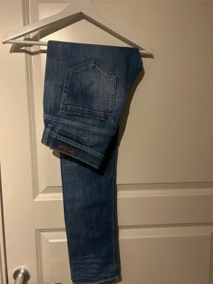 Dondup jeans George! - Säljer ett par helt nya Dondup Jeans George oanvända. Skicket är 10/10, nypris 4000 hör av ifall det är funderingar. Storlek 31