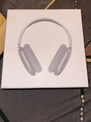 Apple AirPods Max silver - Säljer ett par Apple AirPods Max i silver. Over-ear hörlurar med stilren design, mjuka öronkuddar i mesh och båge i rostfritt stål. Grym ljudkvalitet, aktiv brusreducering och trådlös anslutning via Bluetooth. Perfekta för musik, film och gaming.