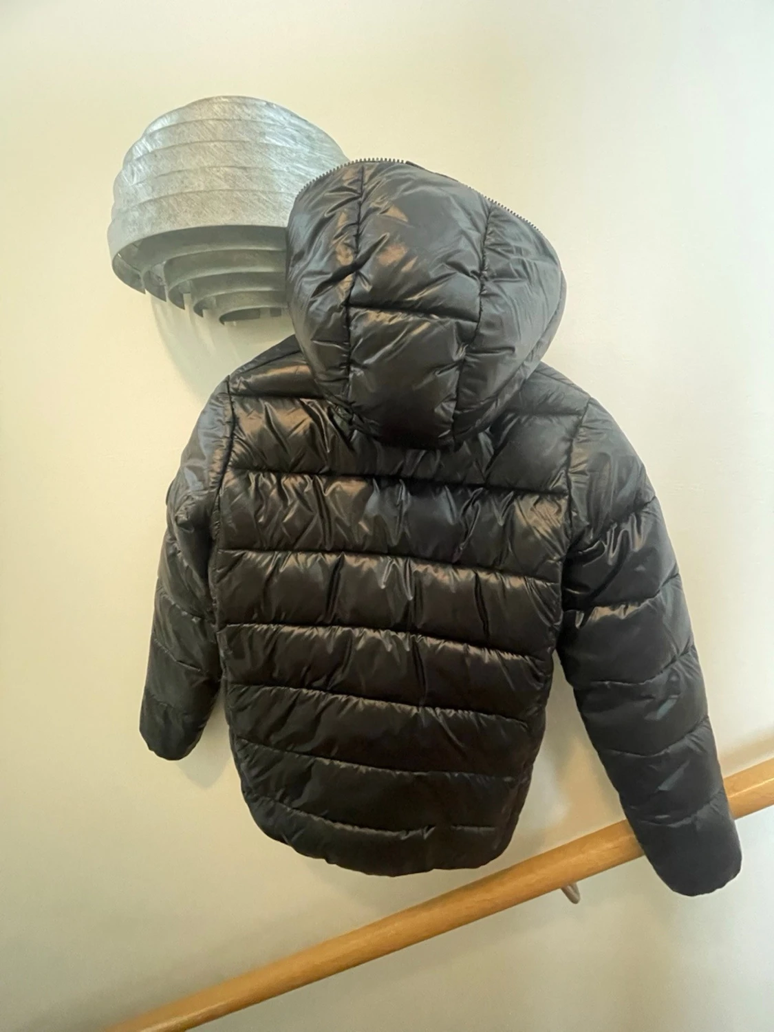 Svart dunjacka med huva - 1