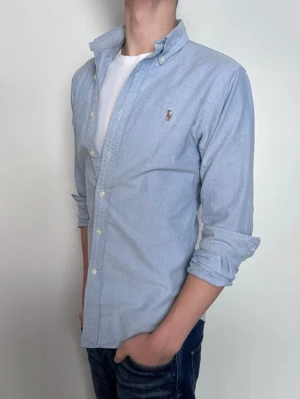 Ralph Lauren Skjorta - Följare får 100kr rabbat på originalpriset! Skjortan från Ralph Lauren är i storlek M. Den är i ny skick och supersnygg. Nypris ca 1600kr! Glöm inte att följa🌊🍾