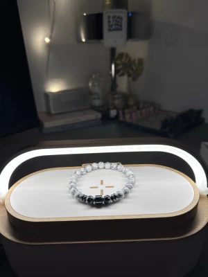 Svart vitt armband  - Tja säljer helt nya armband från Bältgallerian. Dem alla är i strechigt material men kan inte streckas ut för långt. Dem passar från 10 år plus. Vid köp av flera blir priset billigare och om du gillar så finns det flera att välja mellan. Säljer både knäcki och vanlig pärlarmband Samt bälten.