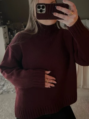 Vinröd tröja - Fin o mysig stickad tröja med polo!