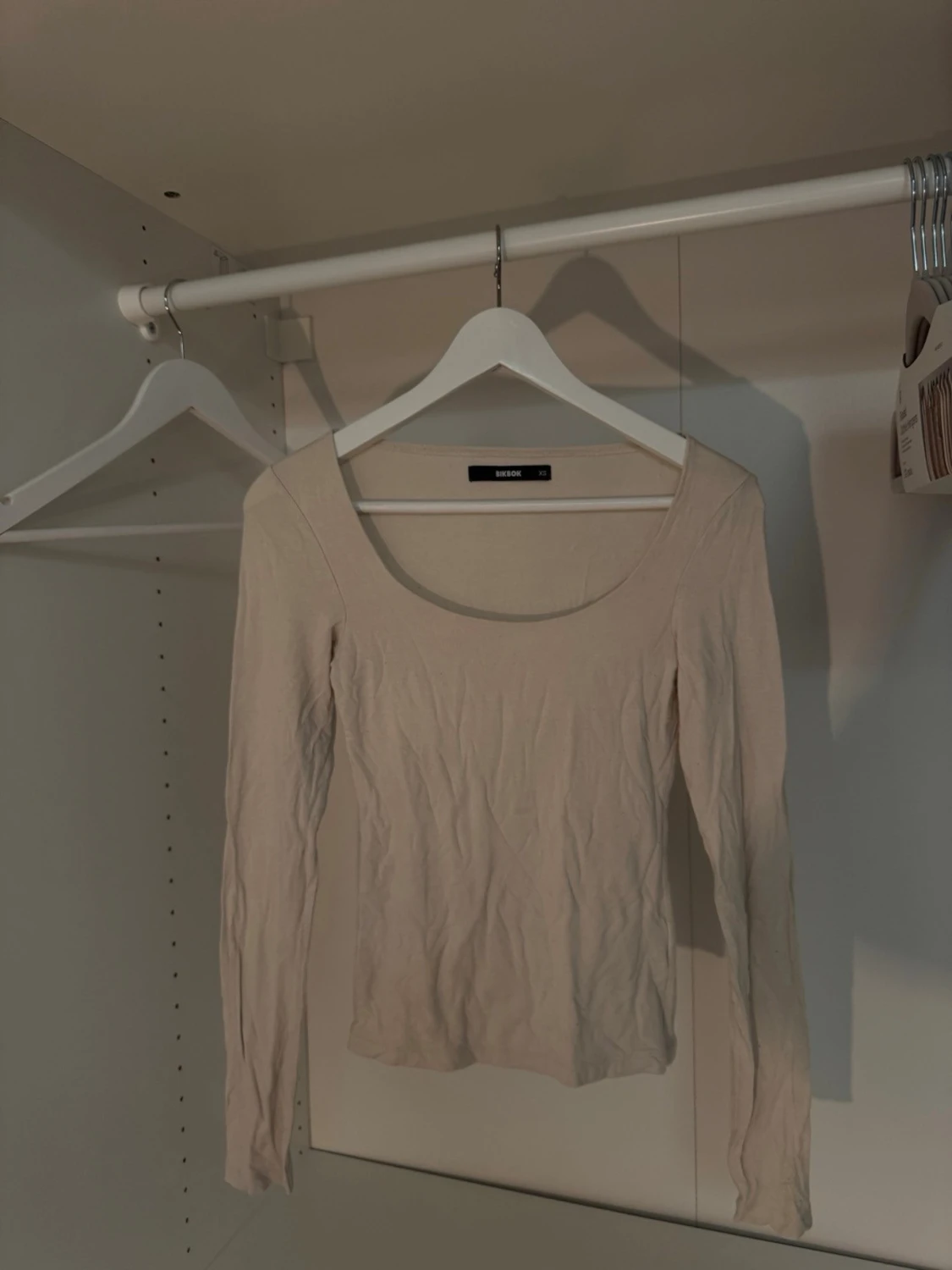 Krämvit långärmad topp från BikBok