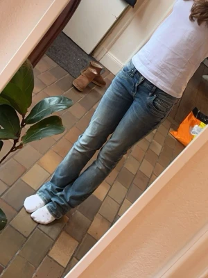 Blå flare jeans från Ltb - Snygga blå jeans från lyb med flare ben. Jeansen har en normal passform och inga skador. Skriv om pris och storleken passar en Xs i jeans 