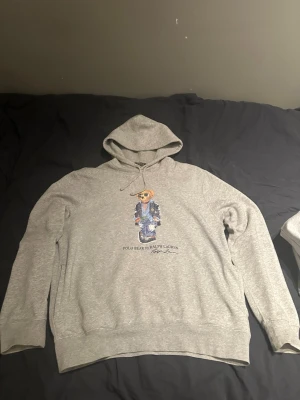 Ralph lauren hoodie - Schysst grå hoodie från RL, storlek L