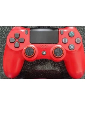 Röd PlayStation DualShock 4 handkontroll - Snygg röd PlayStation DualShock 4 handkontroll med klassisk layout, touchpad och ikoniska PlayStation-knappar. Ergonomisk form och greppvänligt material gör den perfekt för långa spelsessioner.