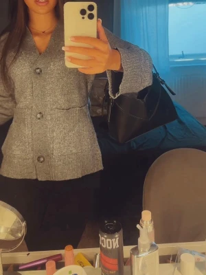 Grå kofta med stora knappar - använd 1 gång .