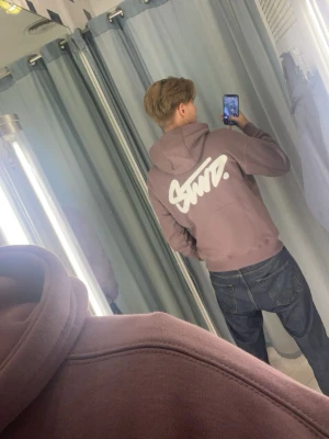 Unik Hoodie - Säljer en snygg och unik hoodie i storlek XS (PASSAR S och M) så stor i storleken!! Har fått många komplimanger för den men säljer då den inte passar mig längre!