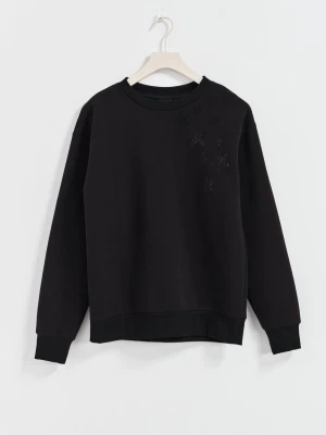 Svart sweatshirt med stjärndetaljer - Cool svart sweatshirt med rund hals och långa ärmar. På bröstet finns små svarta stjärnor i strass som ger en snygg detalj. Perfekt till jeans eller kjol, OBS tyvärr har ungifär 10 paljetter ramlat av därav priset!