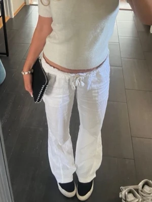 Vita linnebyxor ifrån Roxy - Säljer ett par vita linnebyxor från Roxy! Aldrig använd där av inga fläckar eller hål! Kontakta mig vid fler funderingar 🤍✨