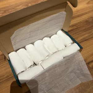 Vita ankelstrumpor i 10-pack - Säljer ett 10-pack vita ankelstrumpor från Newbody. Oanvända storlek 37-40