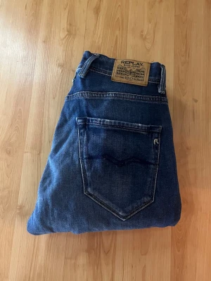 Replay jeans  - Snygga stilrena jeans från Replay med kontrast färger. Obs typer är lite slitet vid skrevet - se bild. Midja 37cm, längd 103cm. Obs storlekslappen saknas men jag skulle uppsdkatta dom till W30 L32, men utgå efter mått! JAG SKICKAR EJ FLER BILDER NÄR JAG BÄR JEANSEN! för bättre inblick i passformen rekommenderar jag att googla på modellnamnet. För storleksguide kolla måtten noggrant då jeansen alltid kan vara uppsydda heller krympta och jag ej tar emot returer :) s6,3