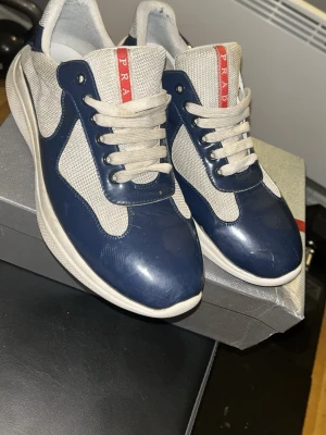 Blåa skor i storlek 45  - Sköna skor till våren för ett bra pris, men priset kan diskuteras. Skriv vid frågor eller fler bilder