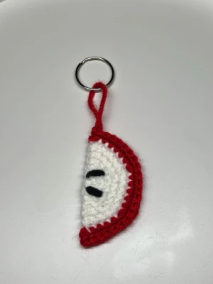 Virkat äpple 🍎  - Ett virkat äpple på en nyckelring, den är 7cm på höjden och 3,5cm på bredden❣️