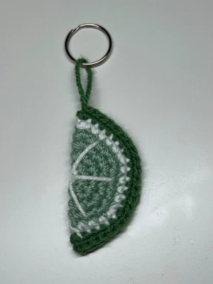 Virkad lime 🍋‍🟩  - En virkad lime på en nyckelring, den är 7cm på höjden och 3,5cm på bredden❣️