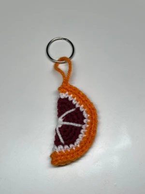 Virkad blodappelsin  - En virkad blodappelsin med nyckelring, den är 7cm på höjden och 3,5cm på bredden❣️