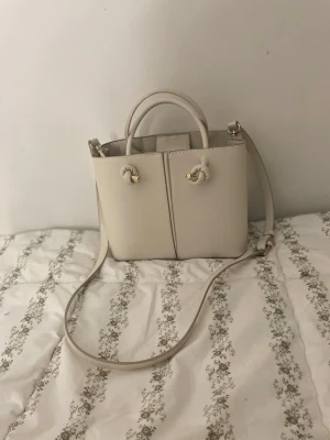 Vit handväska från Zara  - Snygg vit/off white handväska från Zara, använd 1 gång, köpt för ca 500kr säljer för 300kr