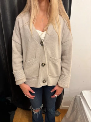 Beige kofta  - Supersnygg beige kofta ifrån hm!!💗💗slutsåld