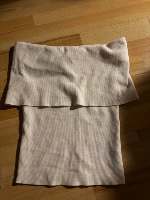 Rosa off shoulder topp - Säljer denna fina rosa off shoulder toppen från Aritzia! Säljer då den inte kommer till användning längre. 
