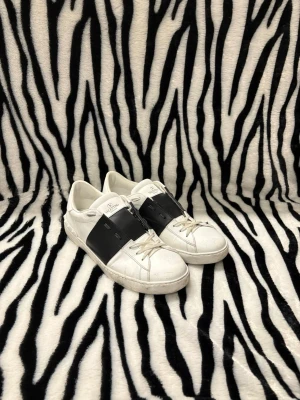 Intressekoll!!! Valentino  - Vita Valentino Open i storlek 44 | Medföljer gör 2st dustbag, box, kort och svarta o vita snören ✅| Defekt bara smutsiga löser tvätt vid köp ❌| Frakt inom 1-3 dagar 📦| Hör av dig vid minsta fundering 😌