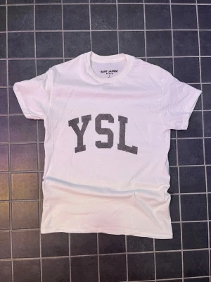 YSL T shirt - Storlek S passar även M. Fraktar 24 timmar inom köp(Ej äkta)