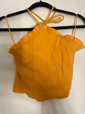 Gul ribbad linnetopp med volang - Super söt gul topp från Zara i strl M 💕Prislappen är med då den inte använts överhuvudtaget.