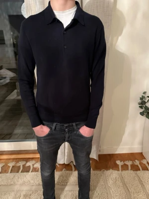 Uniqlo tröja  - Tjabba! Säljer nu denna uniqlo tröjan med krage i storlek xs! Den är i ett bra skick, 8/10! Om ni har några tankar eller funderingar så är det bara att hör av sig😁