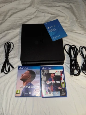 PlayStation 4 I mycket bra skick  - Säljer min PS4 som fungerar som helt ny. Den är knappt använd eftersom jag köpte en PS5 kort efter, så den har mest legat oanvänd. PRIS 1100- tar bud 🎮 Skick: Mycket bra  Ingår: 	•	PlayStation 4 konsol 	•	Spel: FIFA 21 	•	FIFA 22 ‼️Kontroll medföljer tyvärr inte.