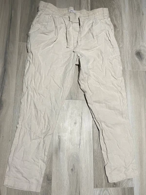 Beiga linnebyxor från Zara - Snygga beiga linnebyxor från Zara med snygg och skön passform perfekt till sommarn. Storlek M