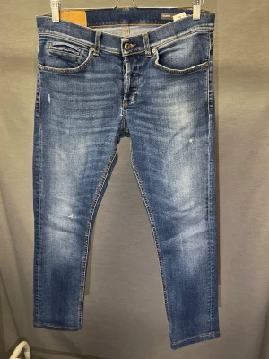 Dondup jeans - Supersnygga dondups! Modell: George. Size 34 sitter som 31-32! Nypris:4000kr. Säljes för : 999kr! Modellen är 179,  70kg. Skick 9/10 . Men litet hål finns. Men kan lagas! Hör av dig vid frågor eller funderingar 🤩🙌
