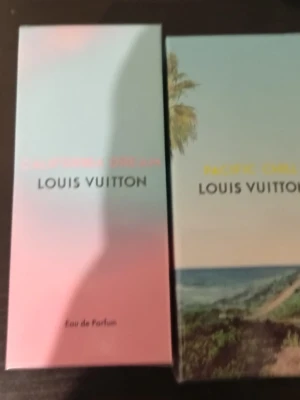 Louis Vuitton parfym California Dream & Pacific Chill - Två exklusiva parfymer från Louis Vuitton: California Dream i en pastellfärgad förpackning med rosa och blå toner, samt Pacific Chill med ett motiv av palmer och havsutsikt. Båda är Eau de Parfum och kommer i snygga kartonger som känns lyxiga och moderna.