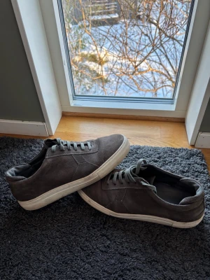Axel Arigato sneakers - grå mocka  - Säljer ett par äkta Axel Arigato sneakers i grå mocka. Stilren modell som funkar till allt. - Mocka i bra skick - Normalt slitage på sulan (se bilder) - Rena och väl omhändertagna - Nypris ca 2500 kr Säljes pga används inte längre. Snabb affär prioriteras ⚡️ Skickas samma dag/dagen efter och svarar gärna på frågor! 