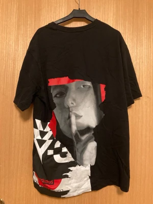 yohji yamamoto x adidas t-shirt - y3 x adidas tisha med ett stort print bak och reflektiv y3 logga fram. fint skick. uppskattar storleken till m.