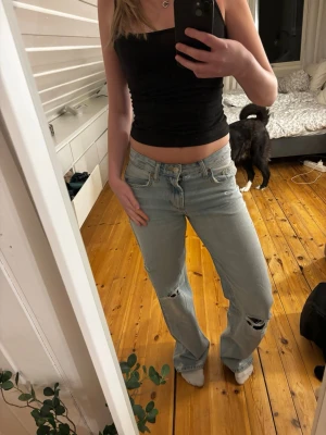 Ljusblå raka jeans zara - eans med raka ben och slitna detaljer. djur finns i hemmet som ni kanske ser😆. inga tecken på användning!💕
