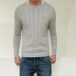 Morris kabelstickad tröja grå - Säljer en sjukt fet tröja från Morris i färgen grå och är kabelstickad. Tröjan är i bra skick då den har varit väl omhändertagen och är i S och sitter även som S. Hör gärna av er vid frågor elr funderingar!!