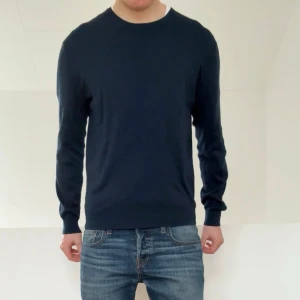 Ralph Lauen tröja blå - Säljer en sjukt fet tröja från Ralph Lauren i färgen blå. Tröjan är i bra skick då den har varit väl omhändertagen och är i M och sitter även som M. Hör gärna av er vid frågor elr funderingar!!