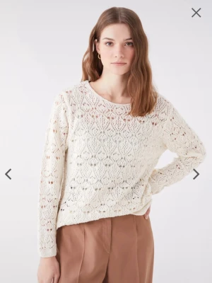 Vit tröja - LC Waikiki Classic - Vit stickad tröja med långa ärmar och ett genombrutet mönster. Den har en rund halsringning. Perfekt för sommaren.  Storlek: S Färg: Ecru Märke: LC Waikiki Skick: Mycket bra – Har aldrig använt den   Main Fabric: %45 COTTON %55 POLYESTER