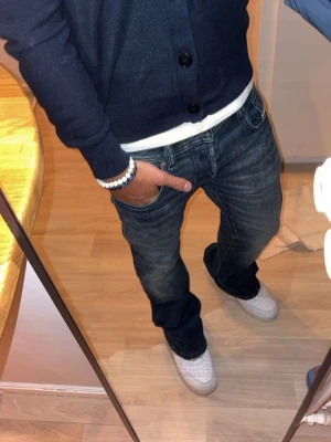 Blå bootcut jeans från Diesel - Riktigt feta diesel jeans, bootcut. Jeansen är  i storlek (29,30)
