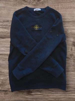 Äkta Stone island kofta - Använder inte tröjan längre. Använt sparsamt och fåtal gånger. Vid fler bilder för att verifiera äktheten kan alltid begäras