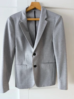 Kavaj från Zara  - En helt oanvänd kavaj från Zara i skönt material. Passar perfekt till jeans 🌟 strl s.                                    Hör av dig vid frågor 🌟🌟