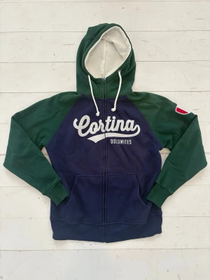 Vintage Zip Hoodie Costina  - Helt ny Vintage Zip Hoodie med Costina Dolomites tryck på framsidan, inspirerad av italiensk style. Oanvänd, redo att användas