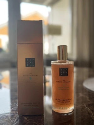 RITUALS Ritual of Karma - Shimmering Body Oil - Skimrande kroppsolja som snabbt absorberas, samtidigt som det vårdar och livar upp glåmig hud med ett diskret glitter av pärlskimrande mineralpartiklar. Endast testad, originalförpackning finns kvar.