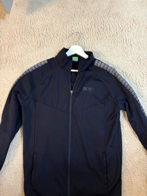 Hugo Boss zip tröja - Mycket fin o skön ziptröja stolek xxl men passar även L